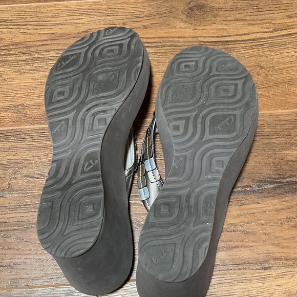 Clarks metallic wedge flip flop sandals size 10, EUC - Picture 5 of 6